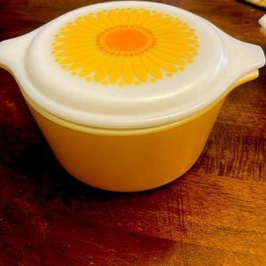 Vintage Pyrex sunflower casserole dish bowl with lid